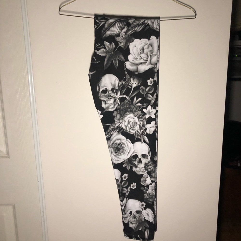 Skull and flower leggings